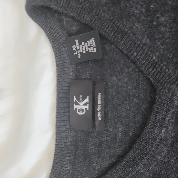 Calvin Klien Large charcoal gray v neck sweater. - Picture 2 of 2
